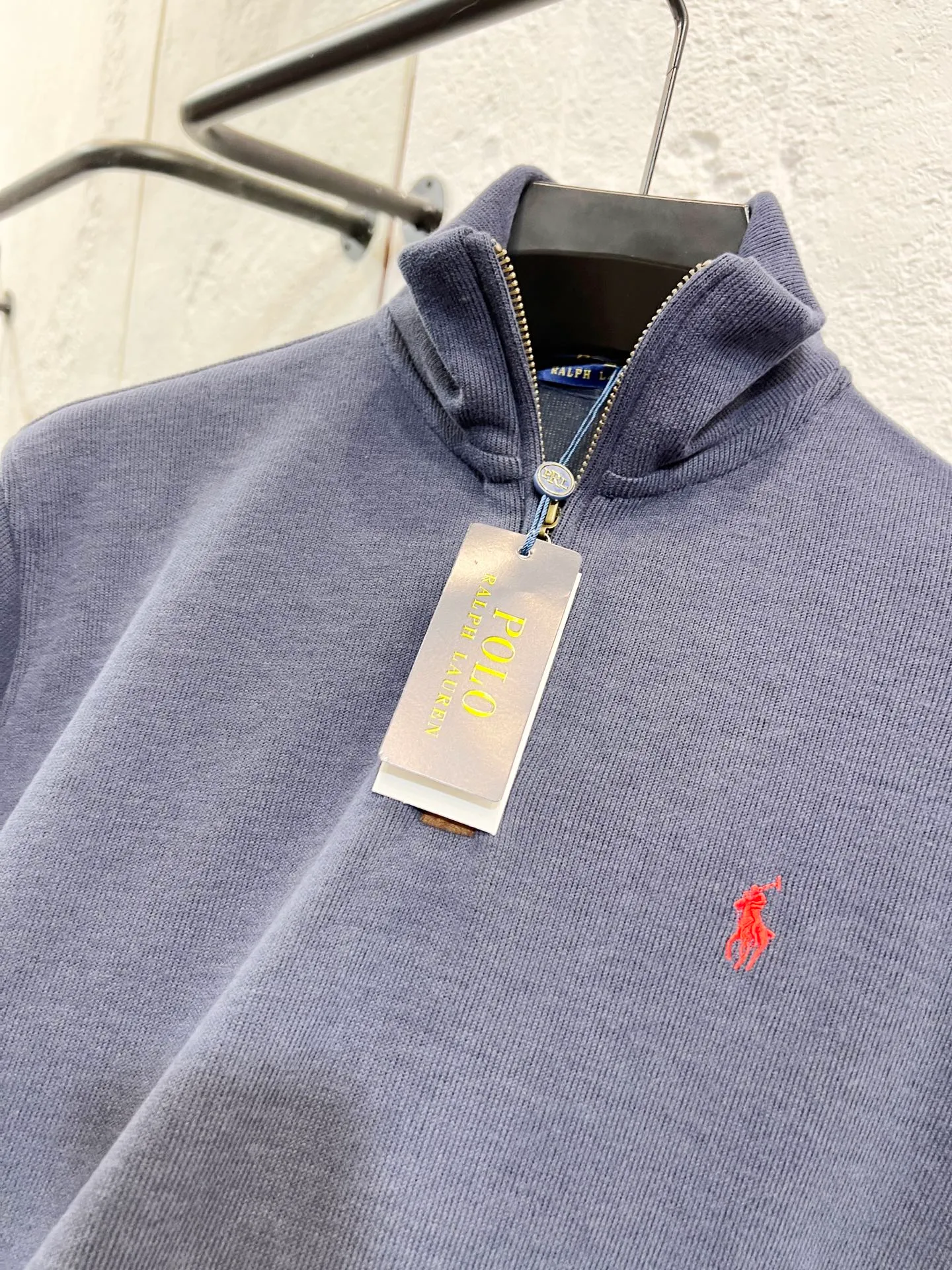 P196 Style number: T72 2235# Actual pictures! ! Ralph Lauren Minnie fabric long-sleeved half-zip sweatshirt. Color: black, oatmeal gray, camel, dark gray, light gray, navy blue, milk white. A total of 7 colors. Size: M-100-120 catties L-120-140 catties XL-140-160 catties 2XL-160-180 catties
